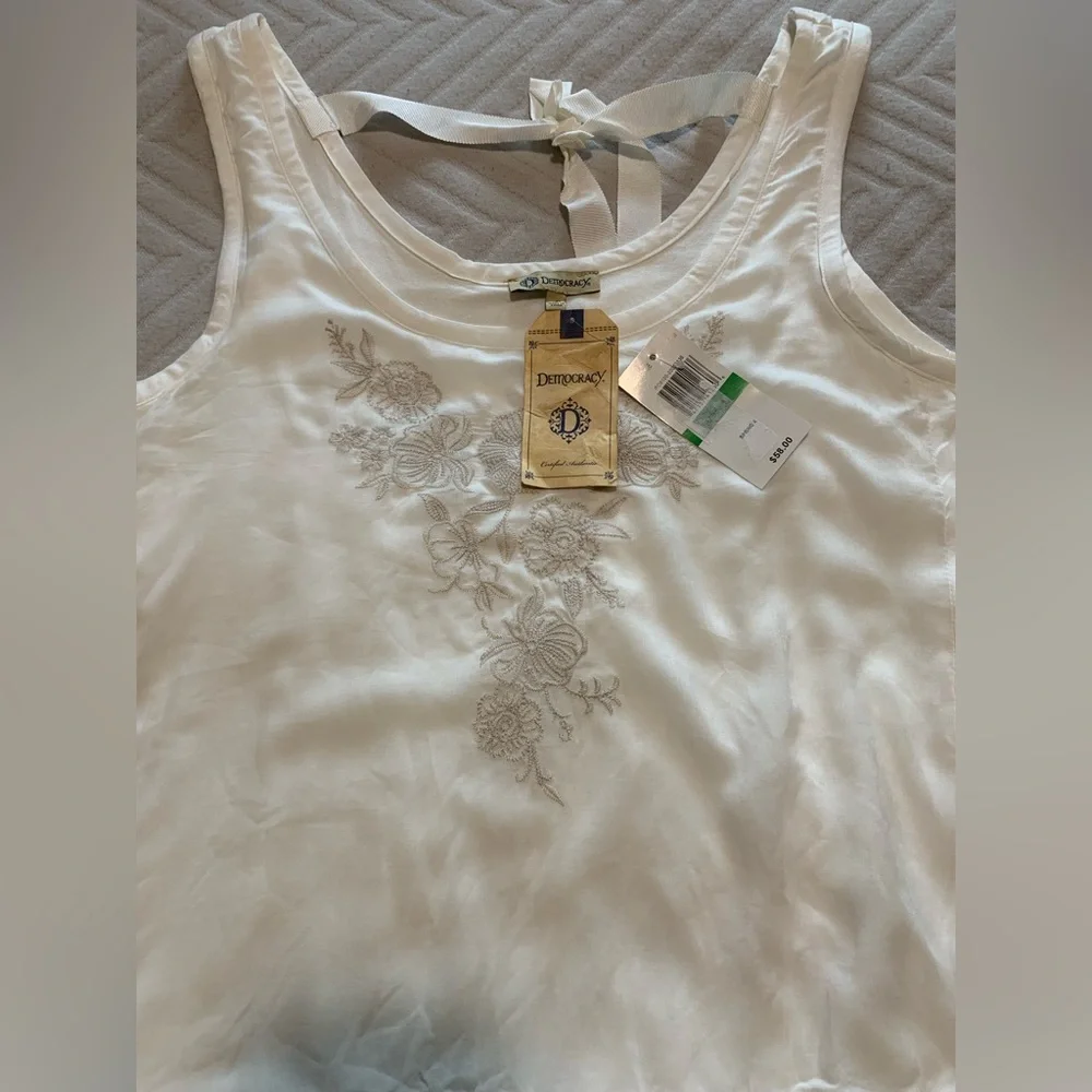 NWT Democracy Ivory Floral Embroidered Sleeveless Ruff Top Size‎ L Casual Summer